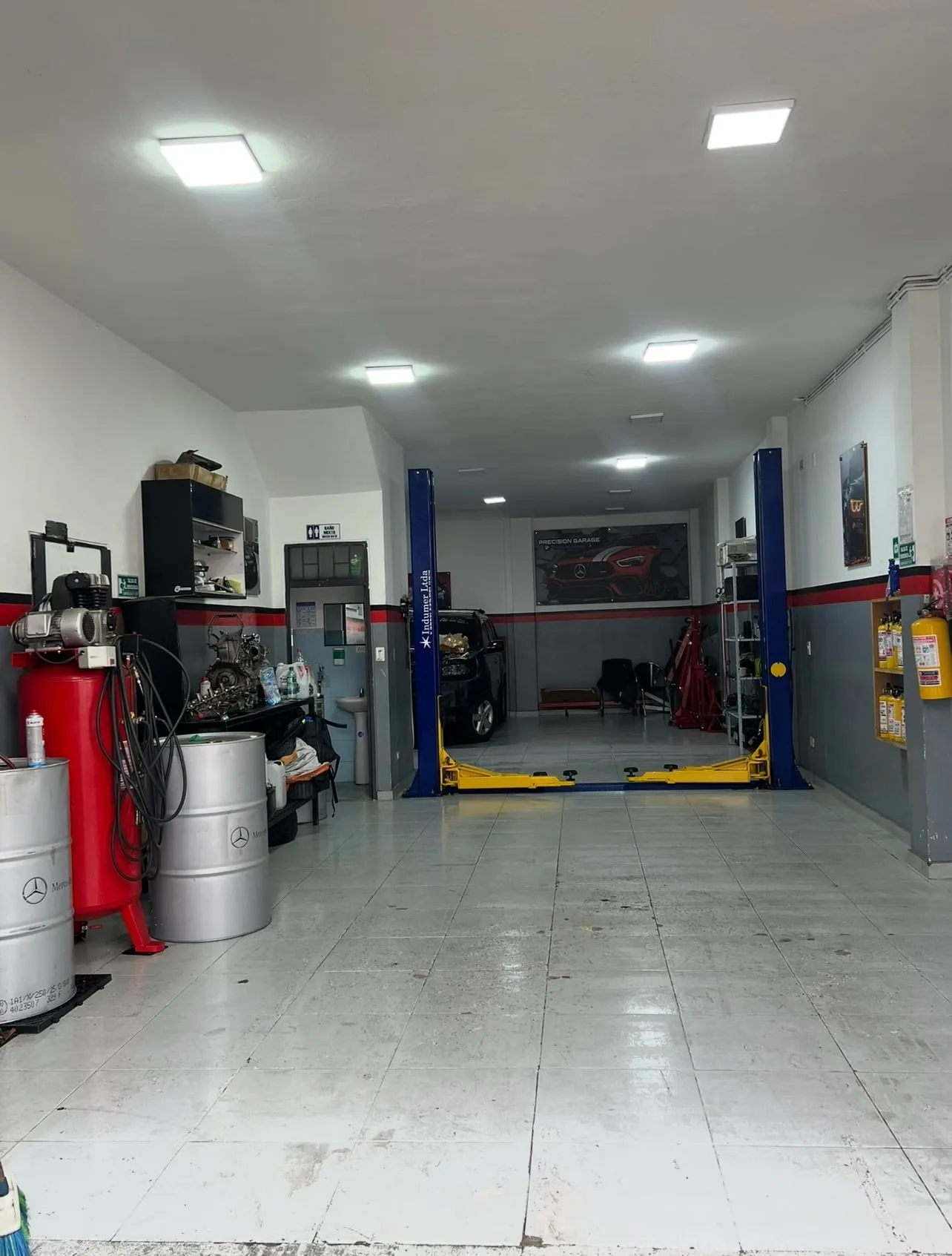 Interior del taller con elevador y herramientas
